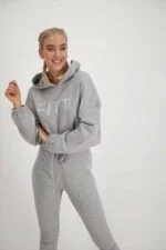 lounge grijs hoodie_lounge grijs broek_Voorkant boven_jpg_2 (1) FITT Crop Hoody grijs
