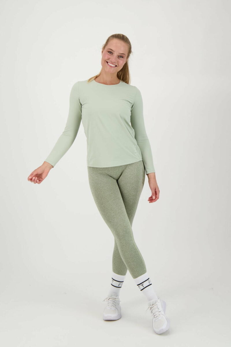 top lm groen_Fullbody_jpg_5 kopiëren (1) Comfort Top Long Sleeve light green