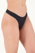 Seamless breathable thong black