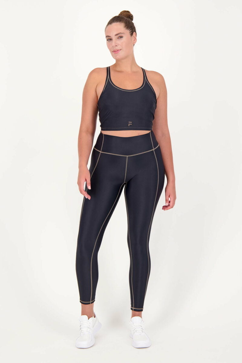 contrast black taupe_Fullbody_jpg_4site