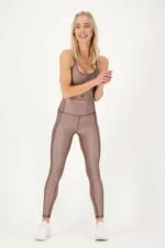 Kopieren Sie kontrastreiches Chromoberteil_kontrastreiche Chromleggings_Fullbody_jpg_2