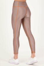 Kontrastreiches taupefarbenes Neontop