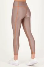 Metallisches orangefarbenes Oberteil_metallische orangefarbene Hose_Aktionsbild_jpg_19 Kontrastreiches taupefarbenes Neontop